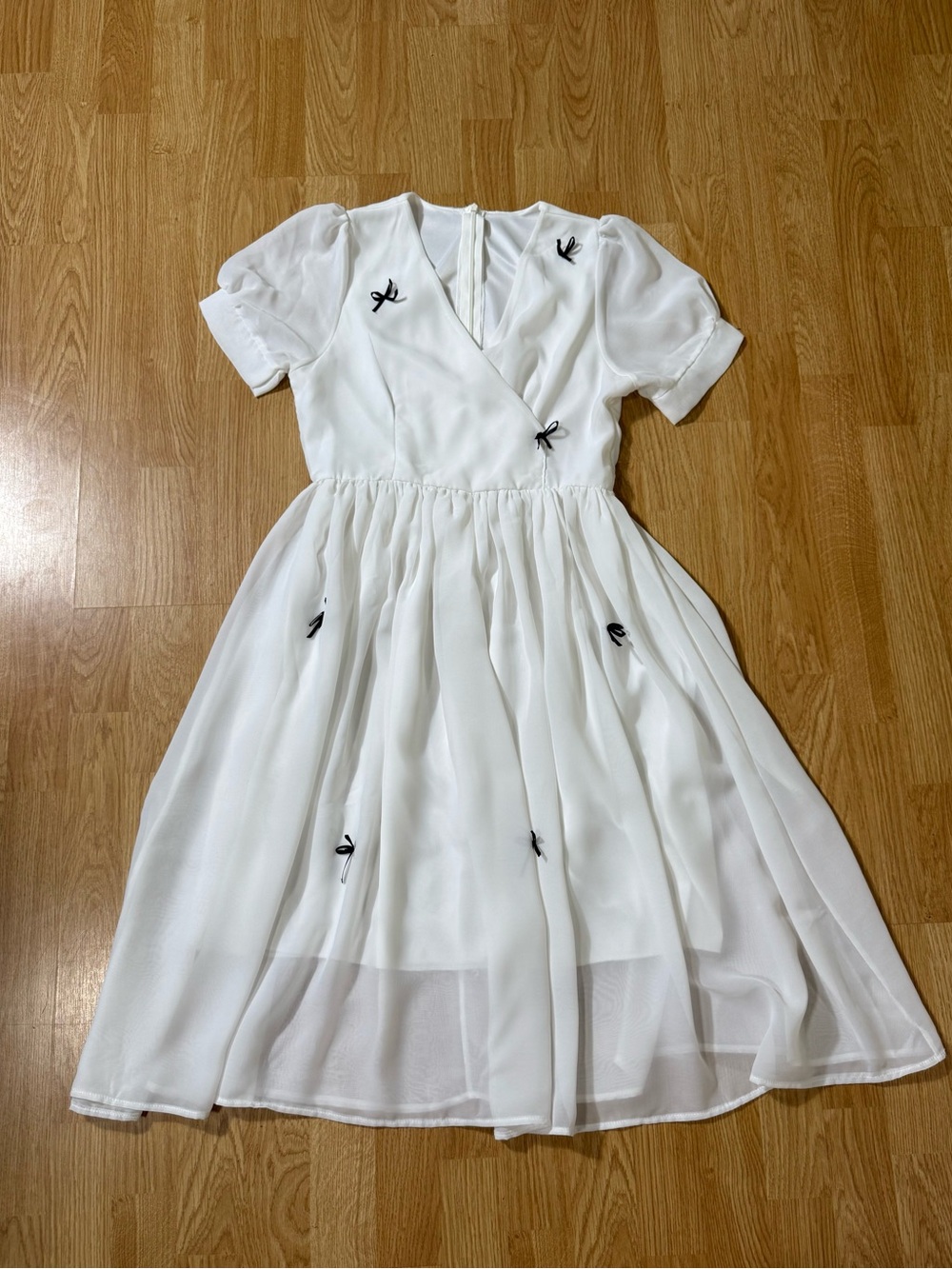 Elegant White Chiffon Midi Dress with Black Bow Accents - Size S